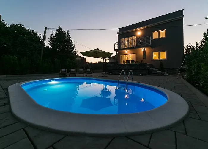 Pjena Luxury Mediterranean Retreat With Private Pool וילה